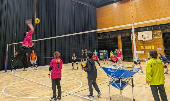 講師のアタックを受ける受講生